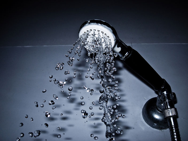 800px-High_speed_shower_filtered